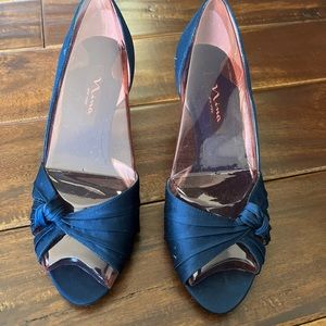 Nina brand “Court - LS” navy blue sandal, 7.5